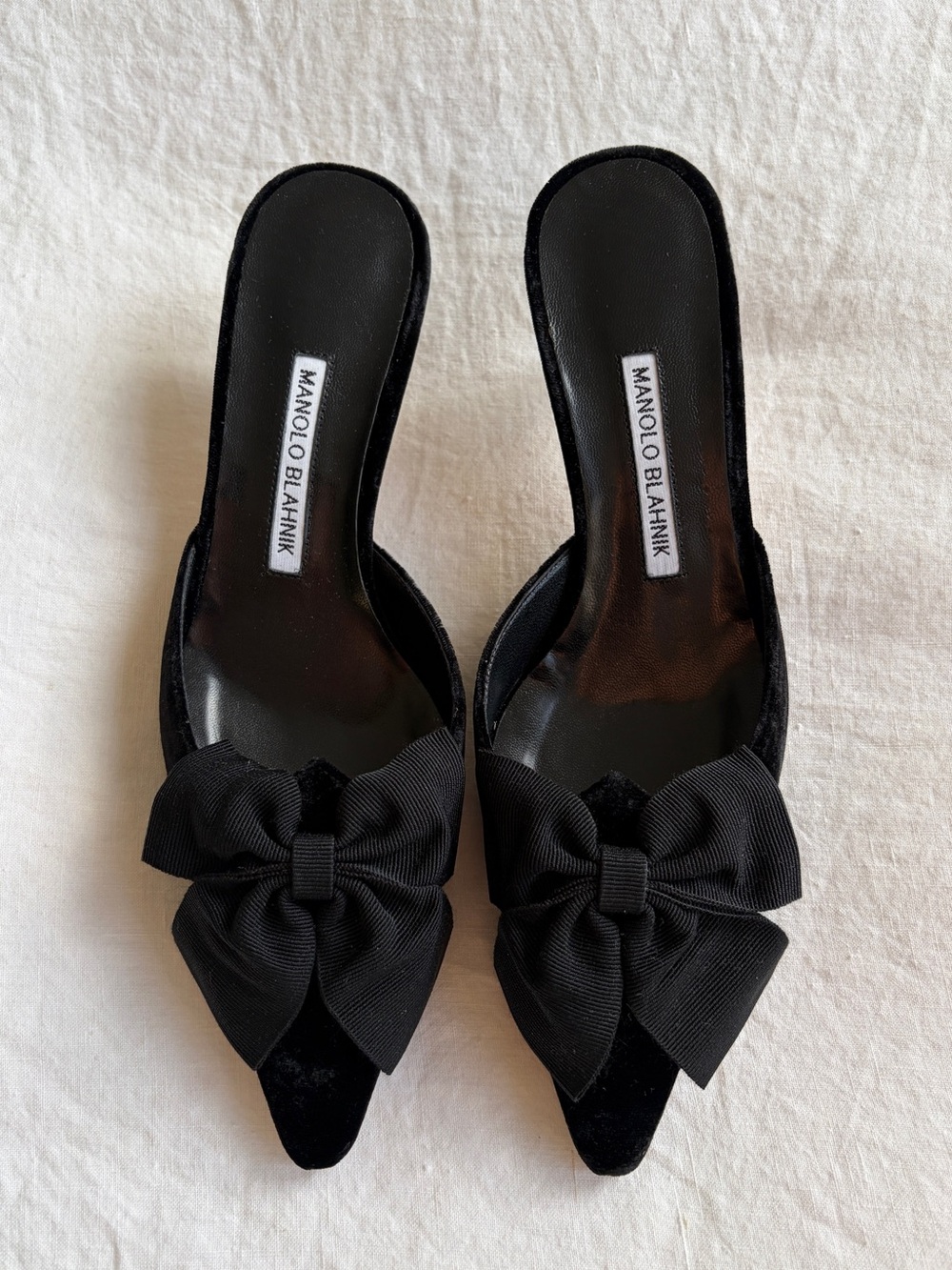 NWT Manolo Blahnik Bow Ribbon Velvet Copena Pointy Toe Kitten Heels Mules Black